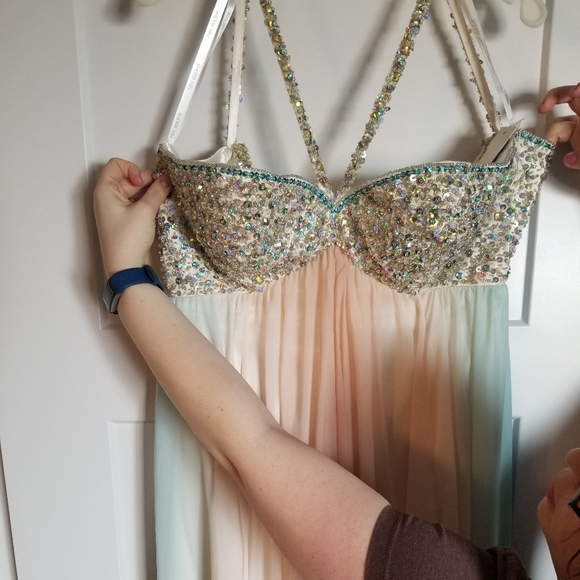 Prom dress - Picture 2 of 4